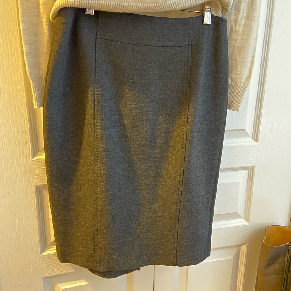 Ann Taylor LOFT Charcoal grey stretch pencil skirt w lots of detailed stitching